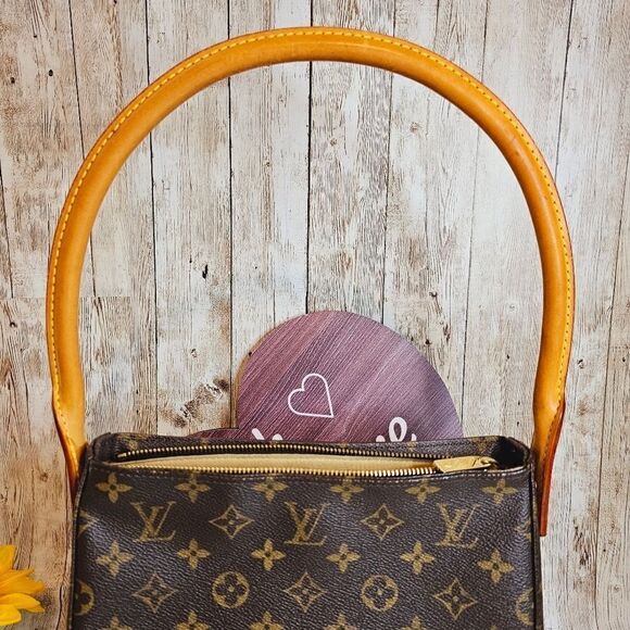 Louis Vuitton Looping MM - Picture 9 of 13